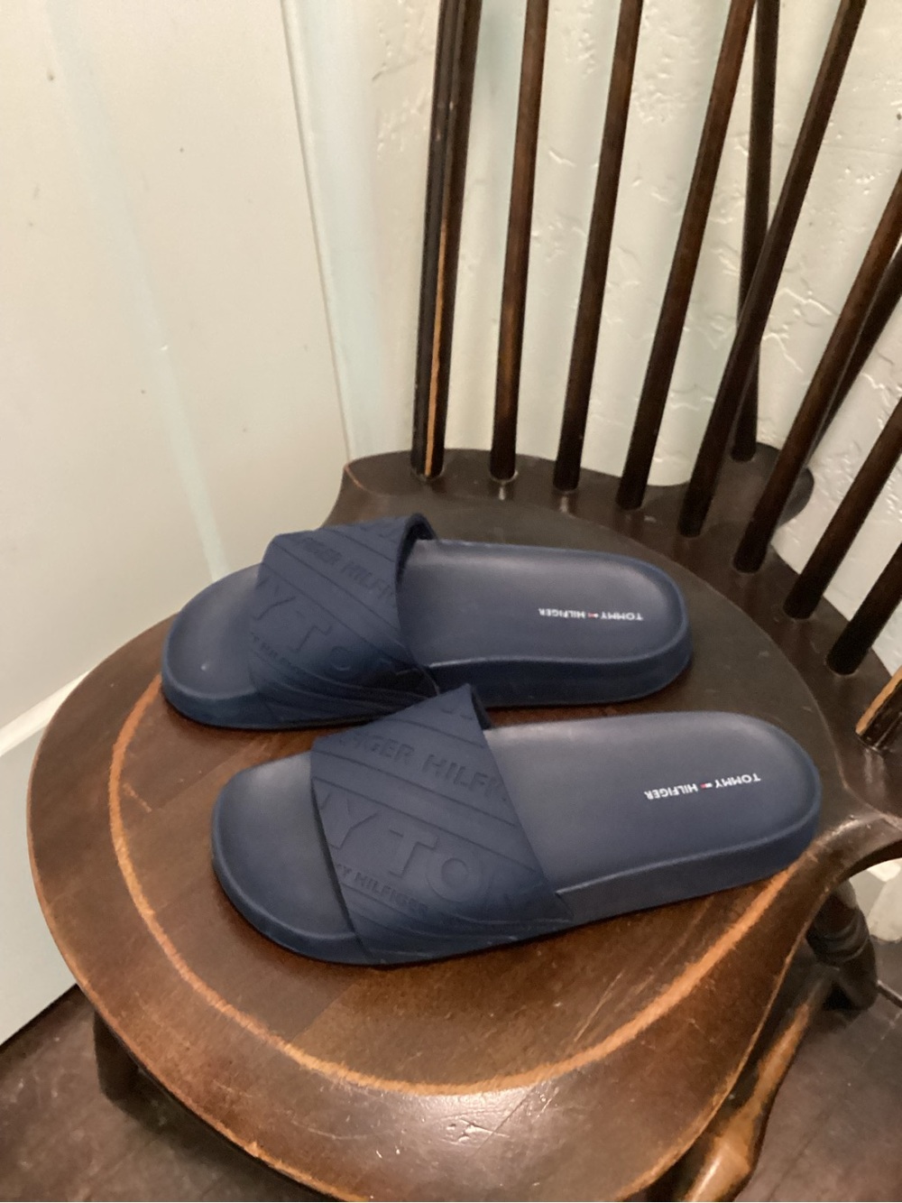 Tommy Hilfiger Men's Navy Embossed Slide Sandals size 8M